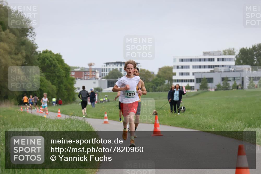 04.05.2025 - 8. Wedeler Halbmarathon Yannick Fuchs http://msf.ph/oto/7820960 04.05.2025 11:09:49 Laufen 1213 meine-sportfotos.de