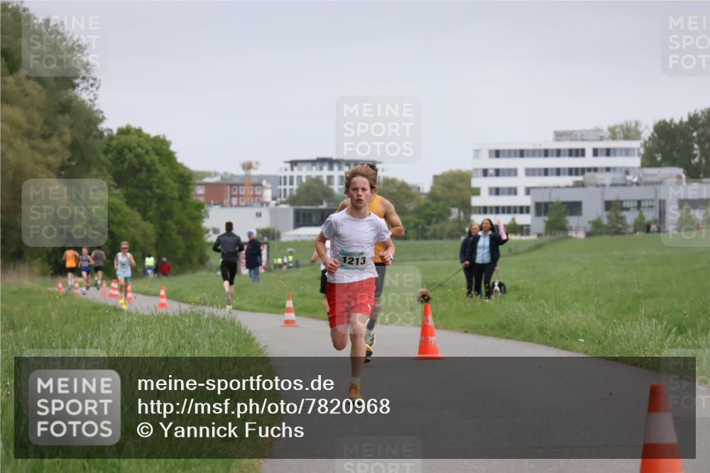 04.05.2025 - 8. Wedeler Halbmarathon Yannick Fuchs http://msf.ph/oto/7820968 04.05.2025 11:09:49 Laufen 1213 meine-sportfotos.de