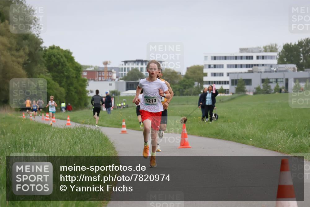 04.05.2025 - 8. Wedeler Halbmarathon Yannick Fuchs http://msf.ph/oto/7820974 04.05.2025 11:09:49 Laufen 1213 meine-sportfotos.de