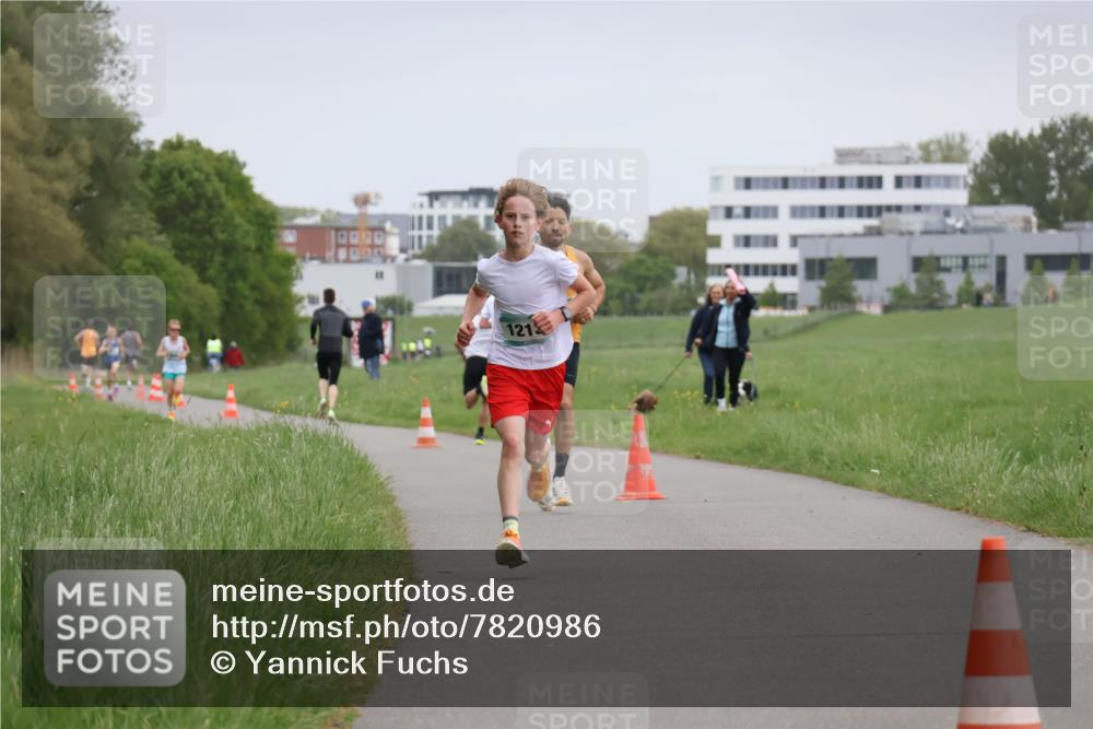 04.05.2025 - 8. Wedeler Halbmarathon Yannick Fuchs http://msf.ph/oto/7820986 04.05.2025 11:09:49 Laufen 121 meine-sportfotos.de