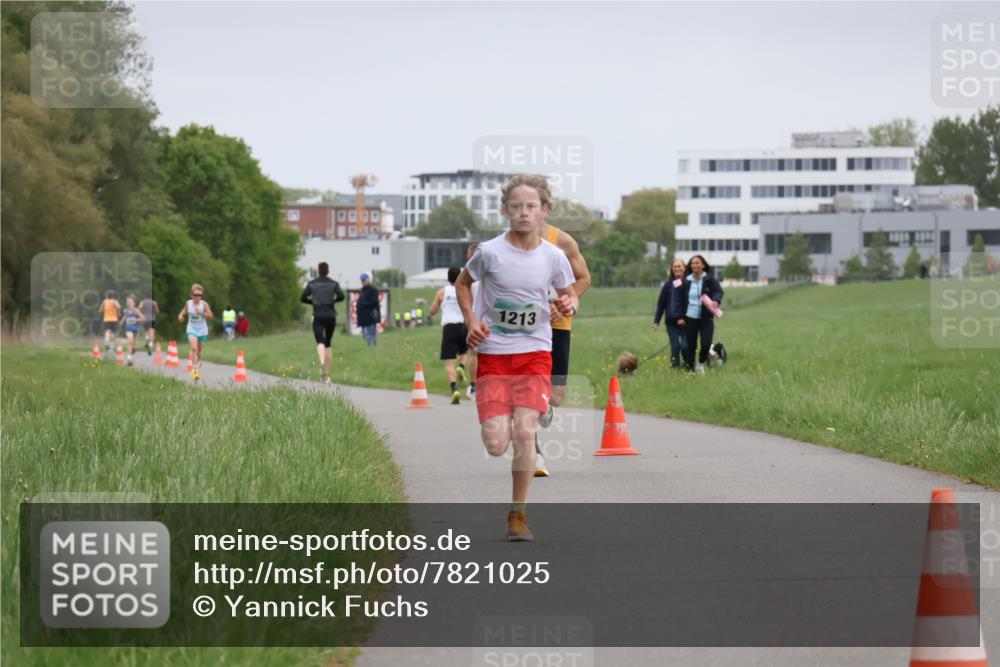 04.05.2025 - 8. Wedeler Halbmarathon Yannick Fuchs http://msf.ph/oto/7821025 04.05.2025 11:09:50 Laufen 1213 meine-sportfotos.de