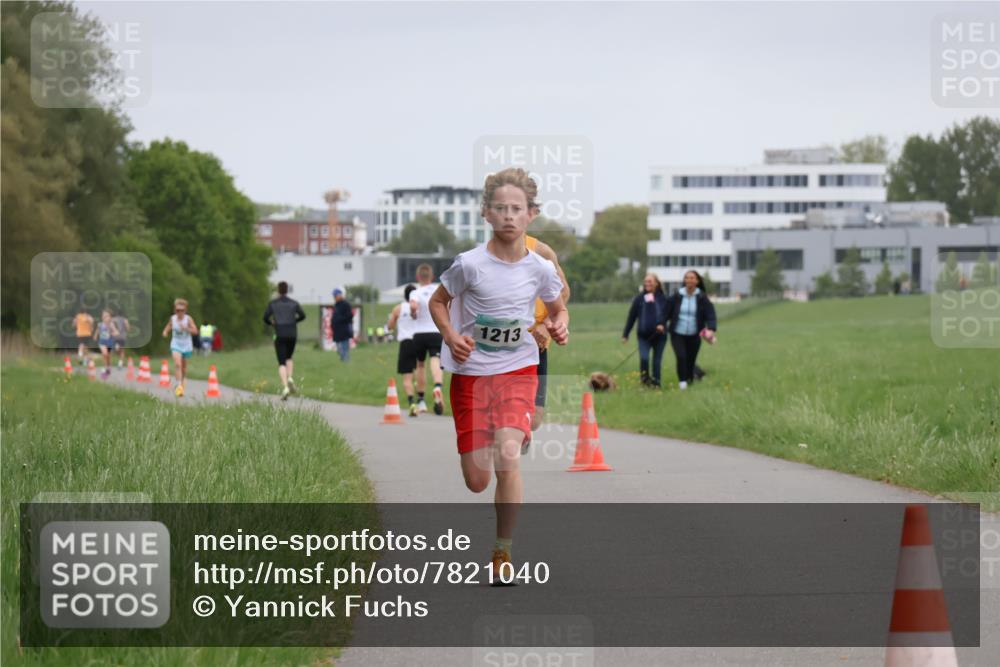 04.05.2025 - 8. Wedeler Halbmarathon Yannick Fuchs http://msf.ph/oto/7821040 04.05.2025 11:09:50 Laufen 1213 meine-sportfotos.de