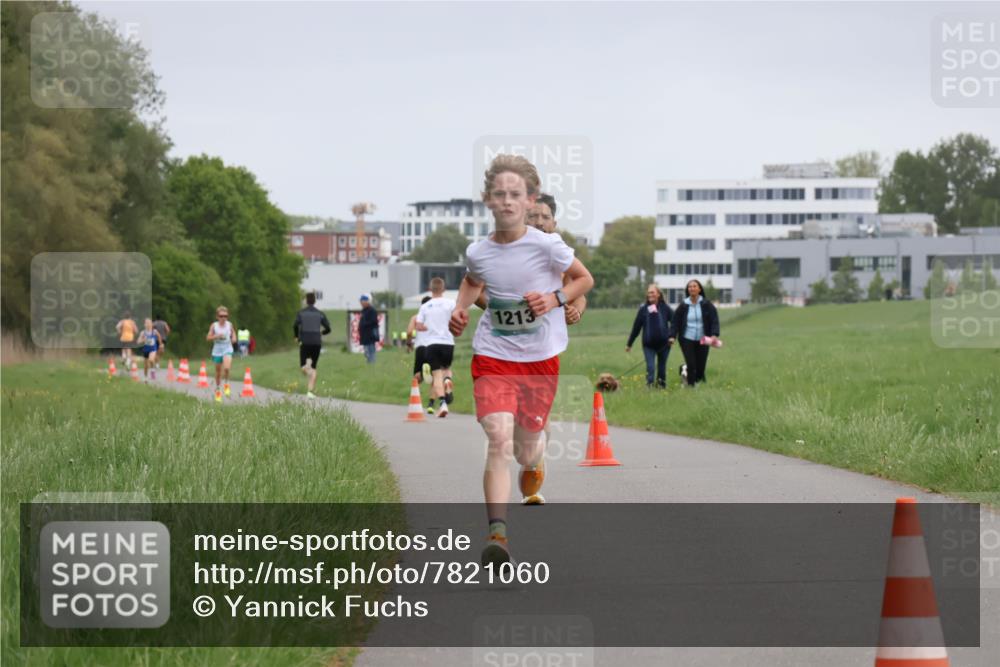 04.05.2025 - 8. Wedeler Halbmarathon Yannick Fuchs http://msf.ph/oto/7821060 04.05.2025 11:09:51 Laufen 10000, 1213 meine-sportfotos.de