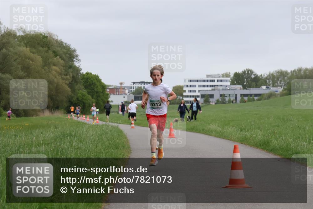 04.05.2025 - 8. Wedeler Halbmarathon Yannick Fuchs http://msf.ph/oto/7821073 04.05.2025 11:09:51 Laufen 1213 meine-sportfotos.de