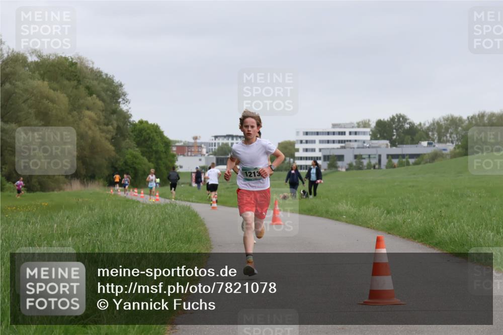 04.05.2025 - 8. Wedeler Halbmarathon Yannick Fuchs http://msf.ph/oto/7821078 04.05.2025 11:09:51 Laufen 1213 meine-sportfotos.de