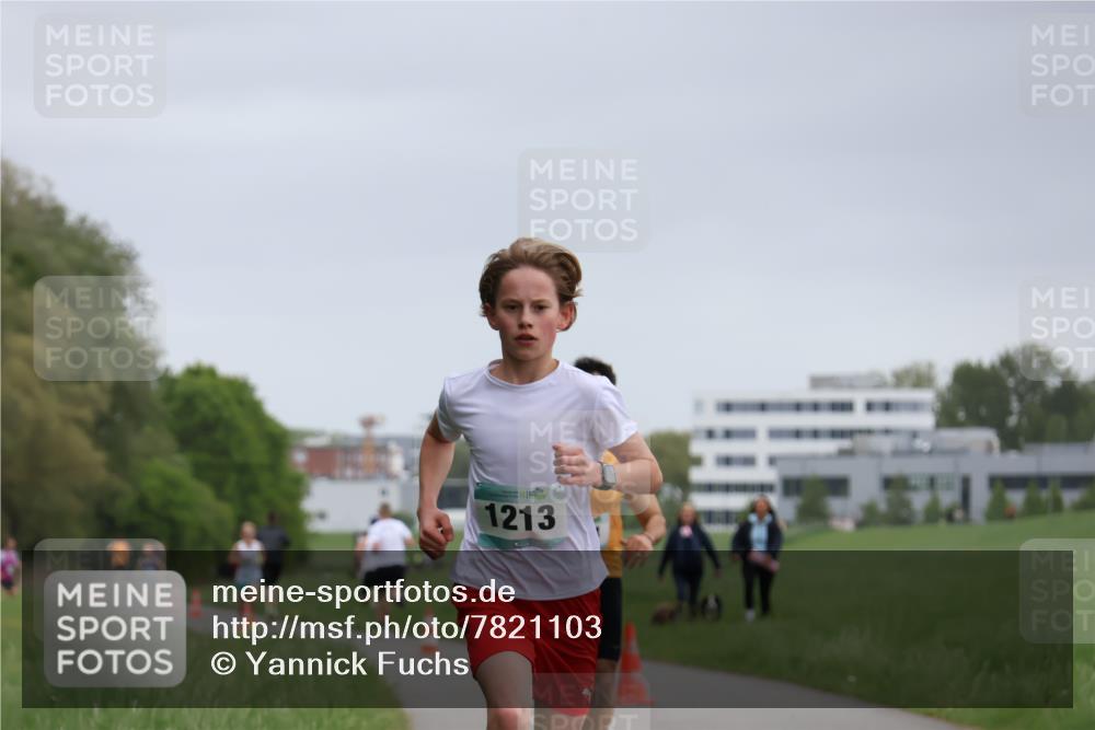 04.05.2025 - 8. Wedeler Halbmarathon Yannick Fuchs http://msf.ph/oto/7821103 04.05.2025 11:09:53 Laufen 1213 meine-sportfotos.de