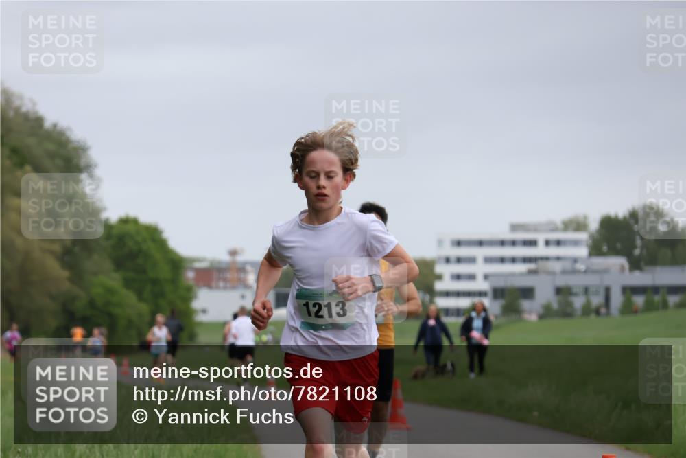 04.05.2025 - 8. Wedeler Halbmarathon Yannick Fuchs http://msf.ph/oto/7821108 04.05.2025 11:09:53 Laufen 1213 meine-sportfotos.de