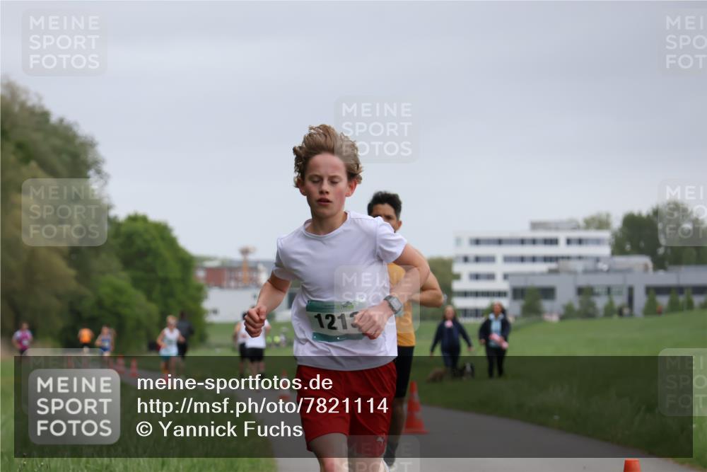 04.05.2025 - 8. Wedeler Halbmarathon Yannick Fuchs http://msf.ph/oto/7821114 04.05.2025 11:09:53 Laufen 1213 meine-sportfotos.de
