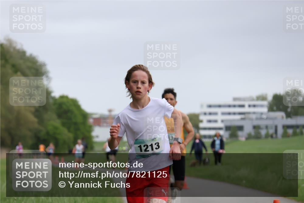 04.05.2025 - 8. Wedeler Halbmarathon Yannick Fuchs http://msf.ph/oto/7821125 04.05.2025 11:09:53 Laufen 1213 meine-sportfotos.de