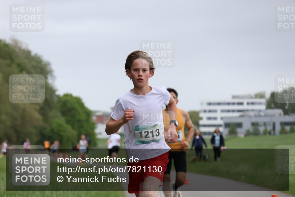 04.05.2025 - 8. Wedeler Halbmarathon Yannick Fuchs http://msf.ph/oto/7821130 04.05.2025 11:09:53 Laufen 1213 meine-sportfotos.de