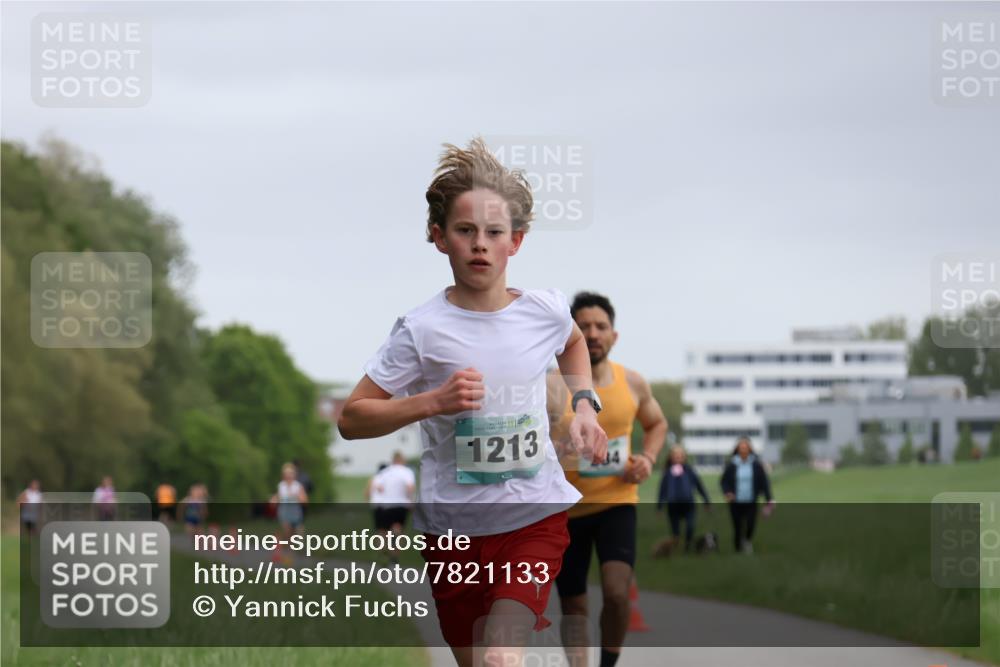 04.05.2025 - 8. Wedeler Halbmarathon Yannick Fuchs http://msf.ph/oto/7821133 04.05.2025 11:09:53 Laufen 1213 meine-sportfotos.de