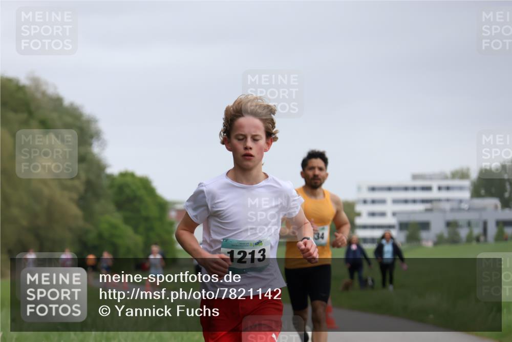04.05.2025 - 8. Wedeler Halbmarathon Yannick Fuchs http://msf.ph/oto/7821142 04.05.2025 11:09:53 Laufen 1213 meine-sportfotos.de