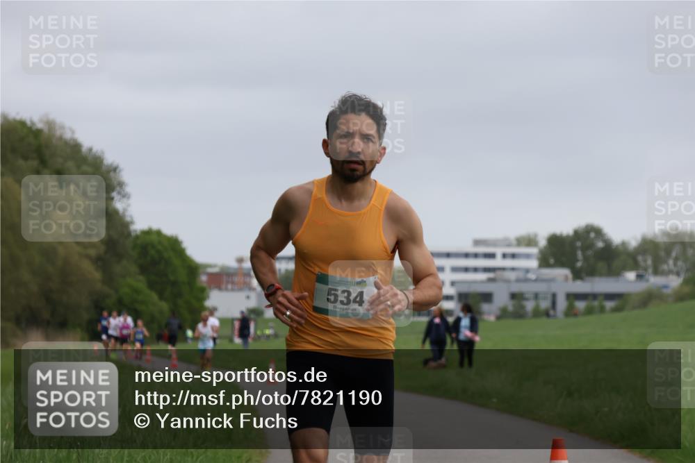 04.05.2025 - 8. Wedeler Halbmarathon Yannick Fuchs http://msf.ph/oto/7821190 04.05.2025 11:09:56 Laufen 534 meine-sportfotos.de