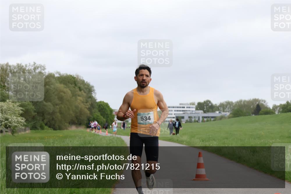 04.05.2025 - 8. Wedeler Halbmarathon Yannick Fuchs http://msf.ph/oto/7821215 04.05.2025 11:09:56 Laufen 534 meine-sportfotos.de