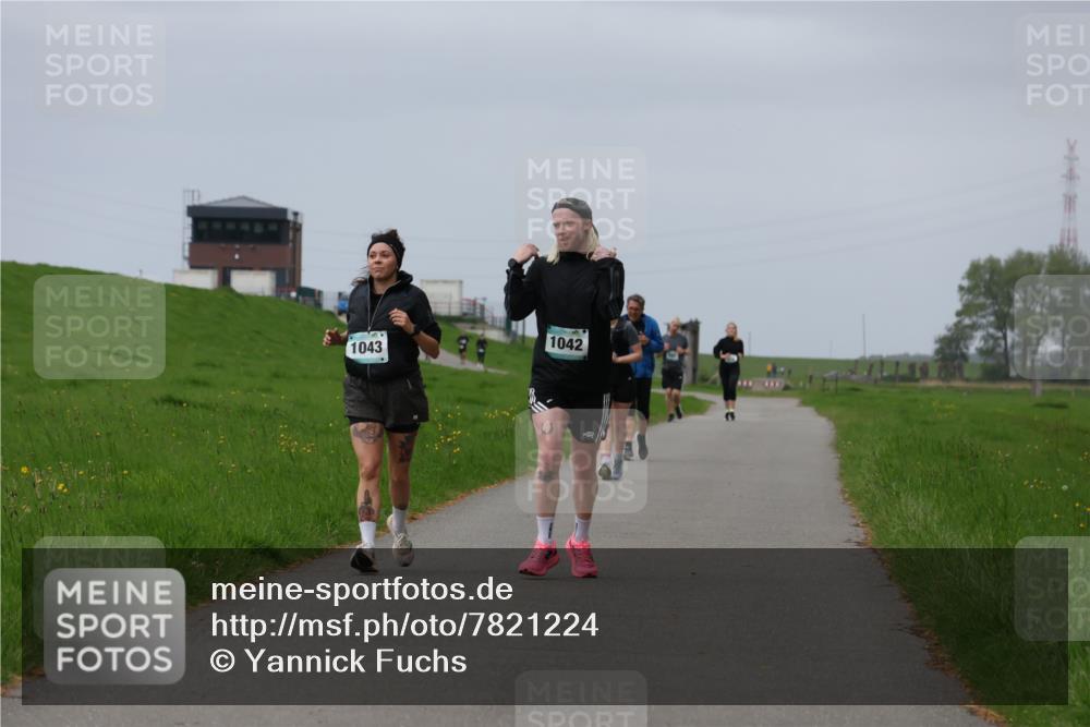 04.05.2025 - 8. Wedeler Halbmarathon Yannick Fuchs http://msf.ph/oto/7821224 04.05.2025 12:06:51 Laufen 1042, 1043 meine-sportfotos.de