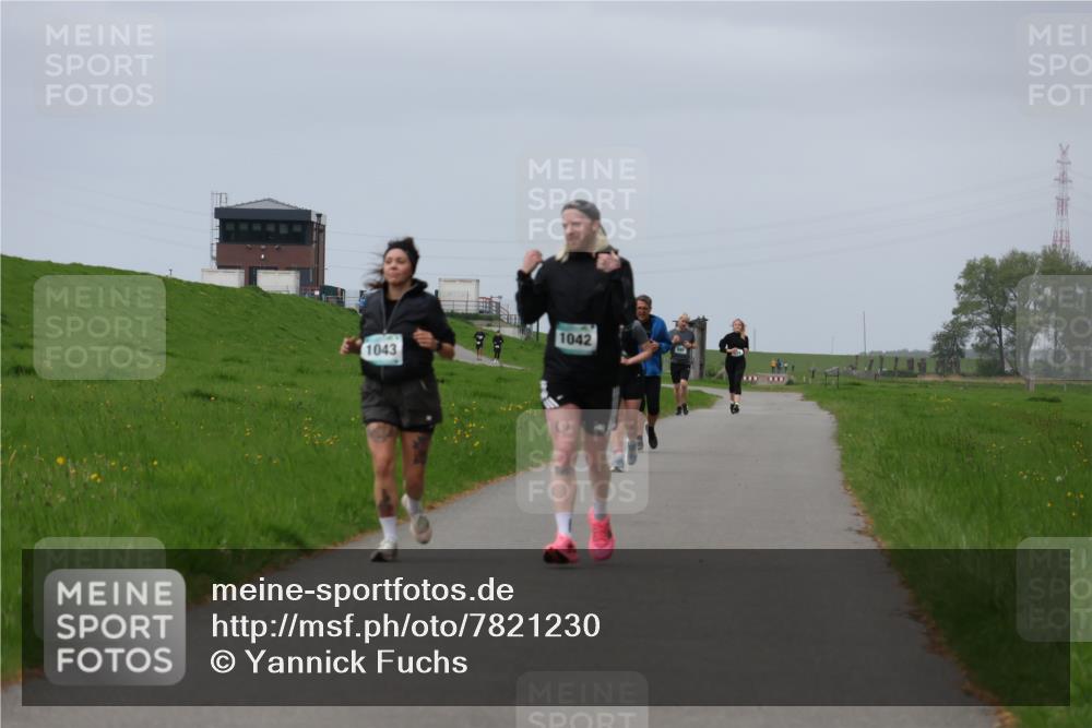 04.05.2025 - 8. Wedeler Halbmarathon Yannick Fuchs http://msf.ph/oto/7821230 04.05.2025 12:06:51 Laufen 1042, 1043 meine-sportfotos.de