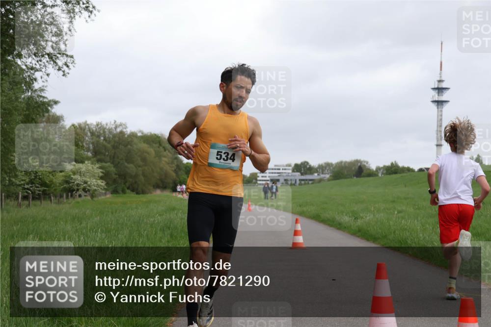 04.05.2025 - 8. Wedeler Halbmarathon Yannick Fuchs http://msf.ph/oto/7821290 04.05.2025 11:09:58 Laufen 534 meine-sportfotos.de