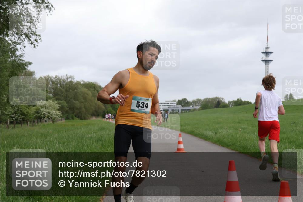04.05.2025 - 8. Wedeler Halbmarathon Yannick Fuchs http://msf.ph/oto/7821302 04.05.2025 11:09:58 Laufen 534 meine-sportfotos.de