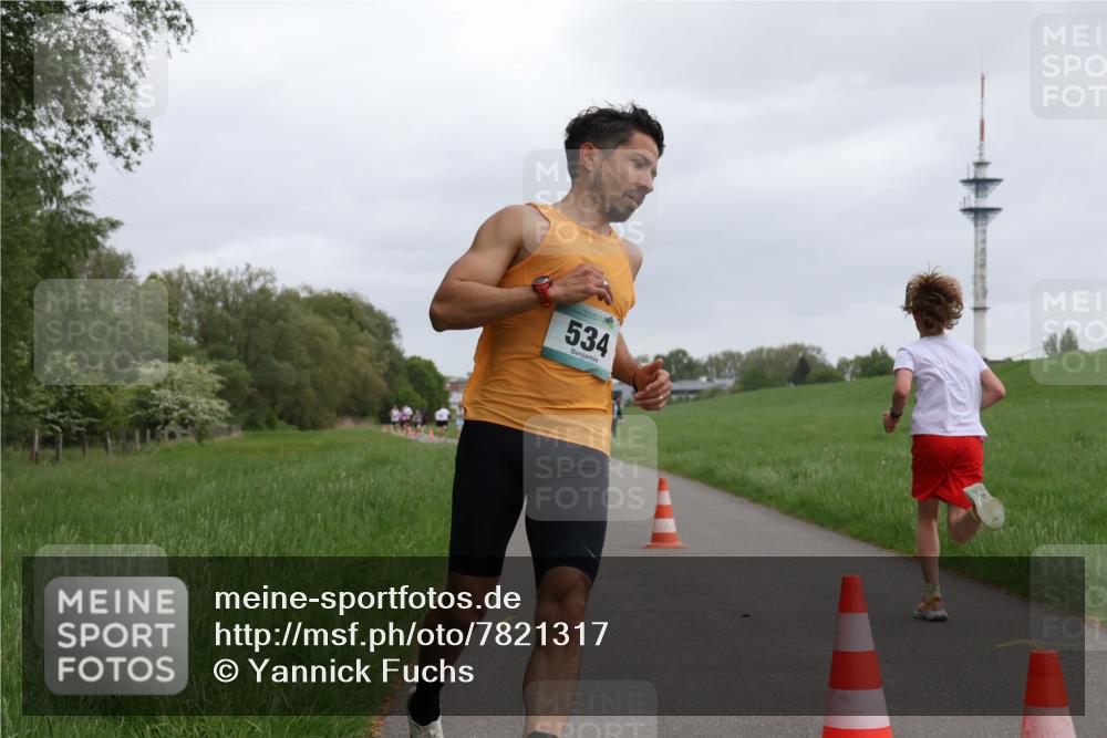 04.05.2025 - 8. Wedeler Halbmarathon Yannick Fuchs http://msf.ph/oto/7821317 04.05.2025 11:09:58 Laufen 534 meine-sportfotos.de