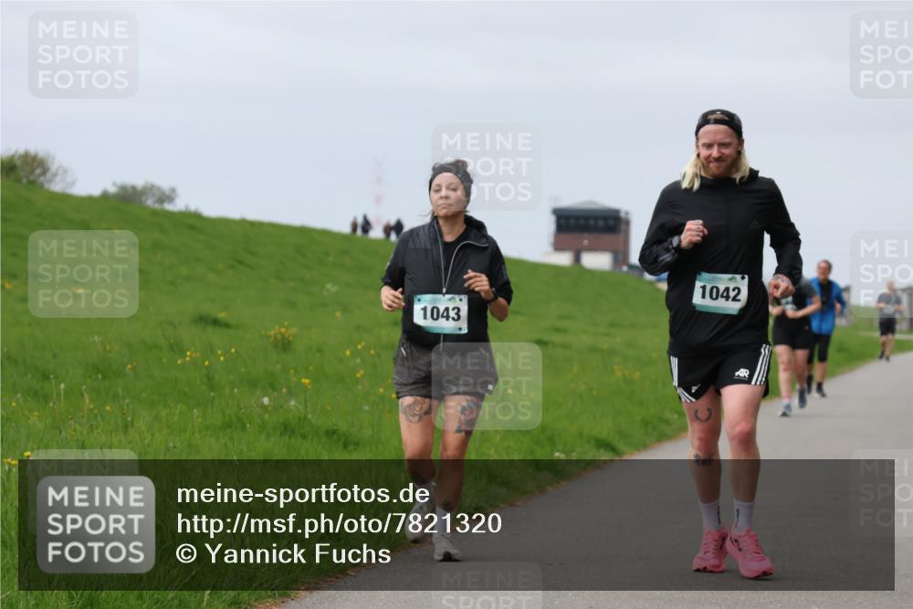 04.05.2025 - 8. Wedeler Halbmarathon Yannick Fuchs http://msf.ph/oto/7821320 04.05.2025 12:06:55 Laufen 1042, 1043 meine-sportfotos.de