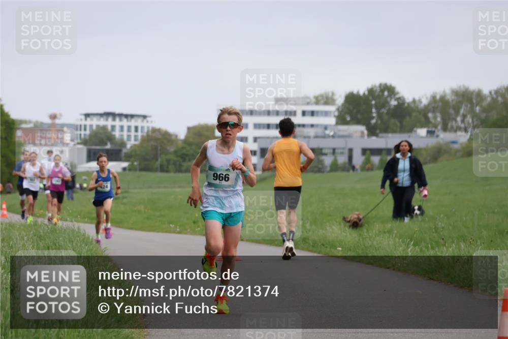 04.05.2025 - 8. Wedeler Halbmarathon Yannick Fuchs http://msf.ph/oto/7821374 04.05.2025 11:10:09 Laufen 24, 966 meine-sportfotos.de
