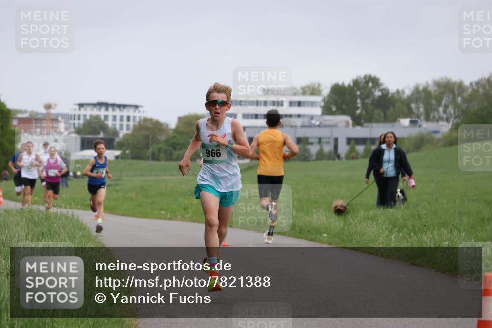04.05.2025 - 8. Wedeler Halbmarathon Yannick Fuchs http://msf.ph/oto/7821388 04.05.2025 11:10:09 Laufen 966 meine-sportfotos.de