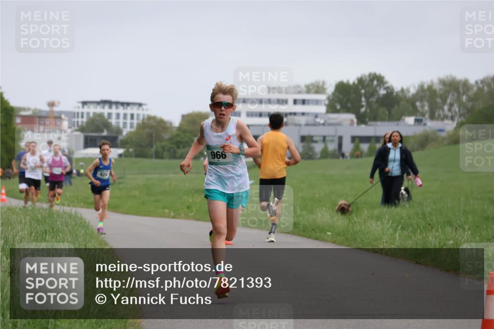 04.05.2025 - 8. Wedeler Halbmarathon Yannick Fuchs http://msf.ph/oto/7821393 04.05.2025 11:10:09 Laufen 424, 966 meine-sportfotos.de