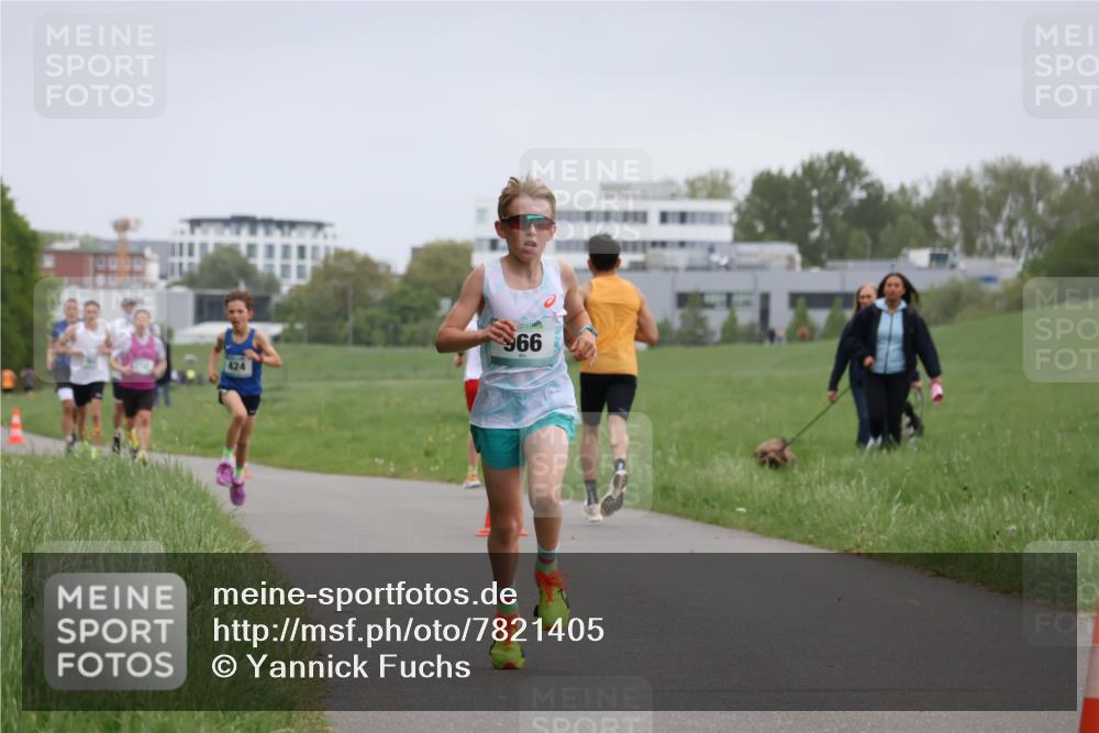 04.05.2025 - 8. Wedeler Halbmarathon Yannick Fuchs http://msf.ph/oto/7821405 04.05.2025 11:10:09 Laufen 996, 424 meine-sportfotos.de