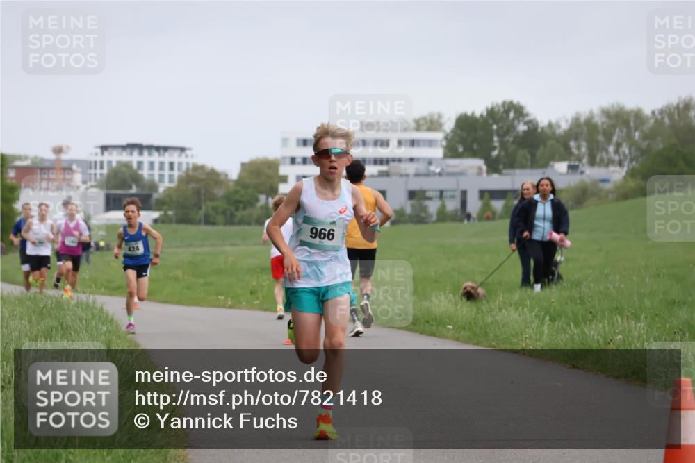04.05.2025 - 8. Wedeler Halbmarathon Yannick Fuchs http://msf.ph/oto/7821418 04.05.2025 11:10:09 Laufen 966, 424 meine-sportfotos.de