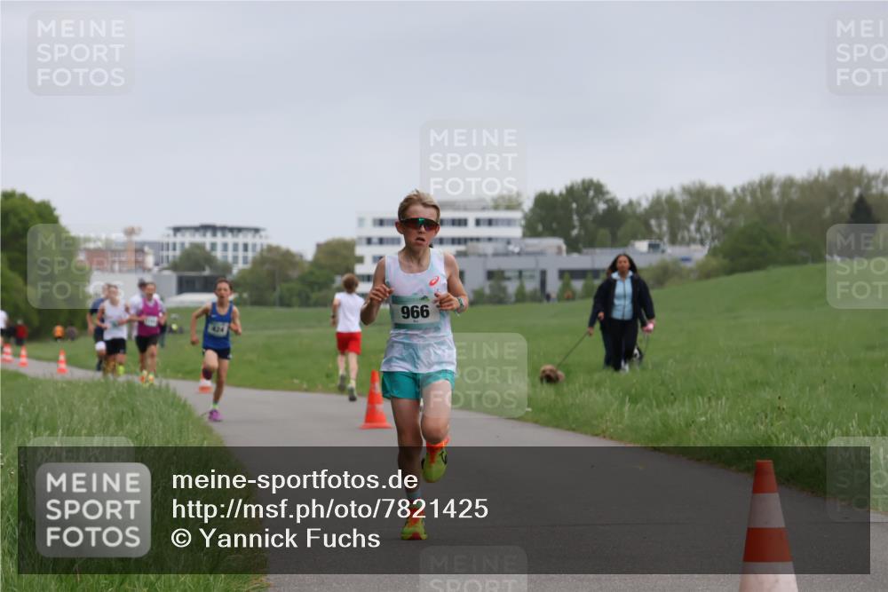 04.05.2025 - 8. Wedeler Halbmarathon Yannick Fuchs http://msf.ph/oto/7821425 04.05.2025 11:10:10 Laufen 966 meine-sportfotos.de