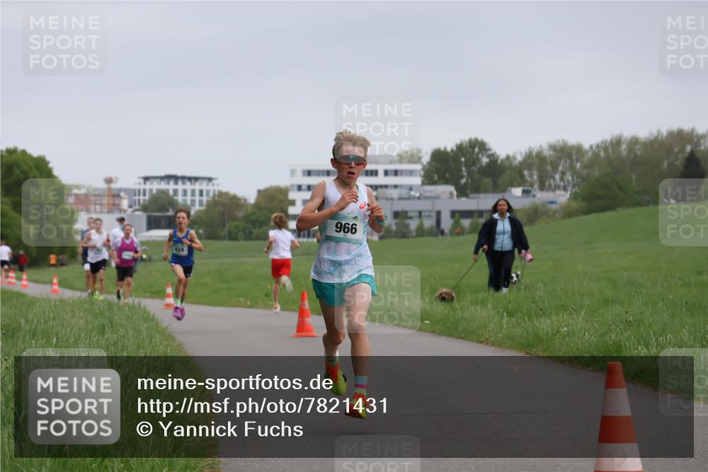 04.05.2025 - 8. Wedeler Halbmarathon Yannick Fuchs http://msf.ph/oto/7821431 04.05.2025 11:10:10 Laufen 424, 966 meine-sportfotos.de