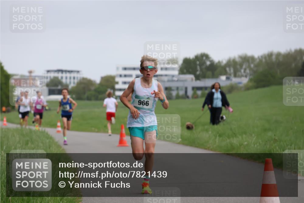 04.05.2025 - 8. Wedeler Halbmarathon Yannick Fuchs http://msf.ph/oto/7821439 04.05.2025 11:10:10 Laufen 966 meine-sportfotos.de