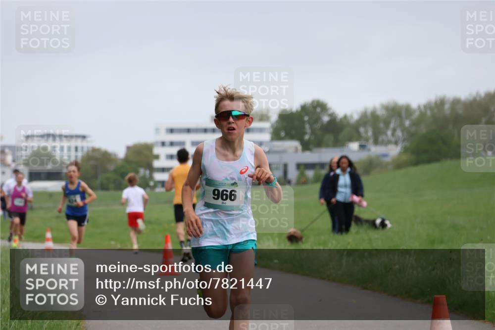 04.05.2025 - 8. Wedeler Halbmarathon Yannick Fuchs http://msf.ph/oto/7821447 04.05.2025 11:10:11 Laufen 4, 966 meine-sportfotos.de