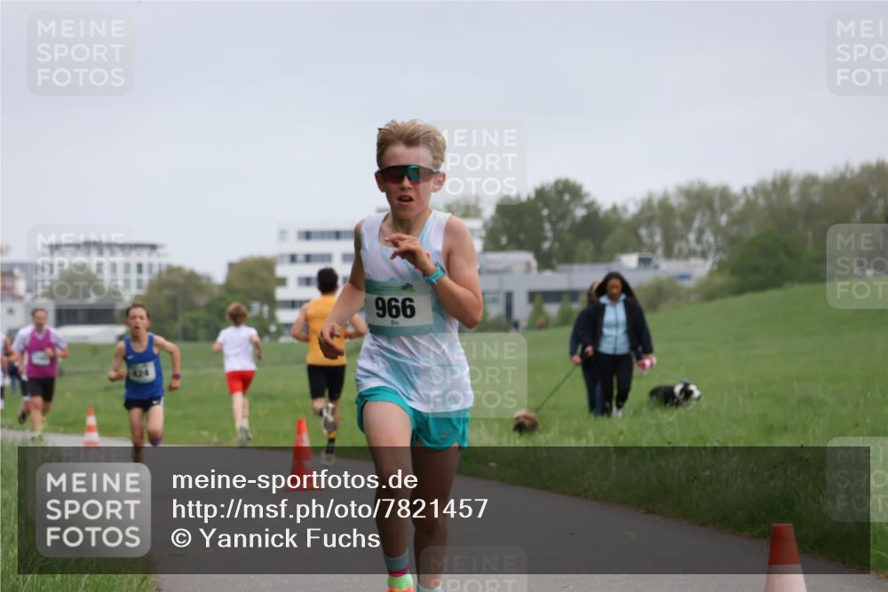 04.05.2025 - 8. Wedeler Halbmarathon Yannick Fuchs http://msf.ph/oto/7821457 04.05.2025 11:10:11 Laufen 424, 966 meine-sportfotos.de