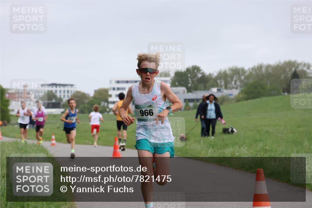 04.05.2025 - 8. Wedeler Halbmarathon Yannick Fuchs http://msf.ph/oto/7821475 04.05.2025 11:10:11 Laufen 966 meine-sportfotos.de