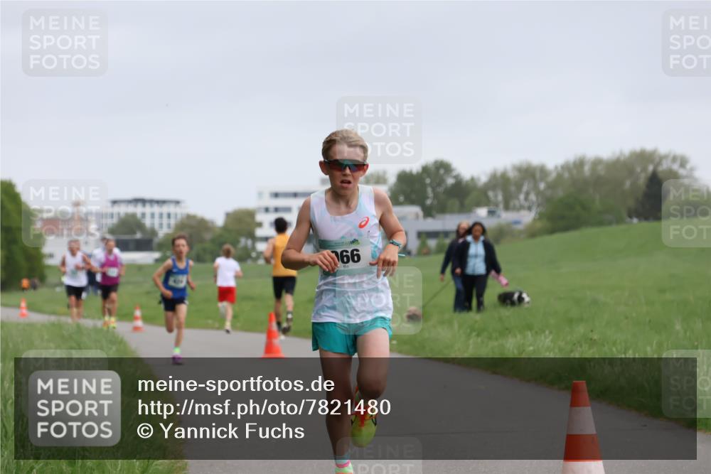 04.05.2025 - 8. Wedeler Halbmarathon Yannick Fuchs http://msf.ph/oto/7821480 04.05.2025 11:10:11 Laufen 166 meine-sportfotos.de