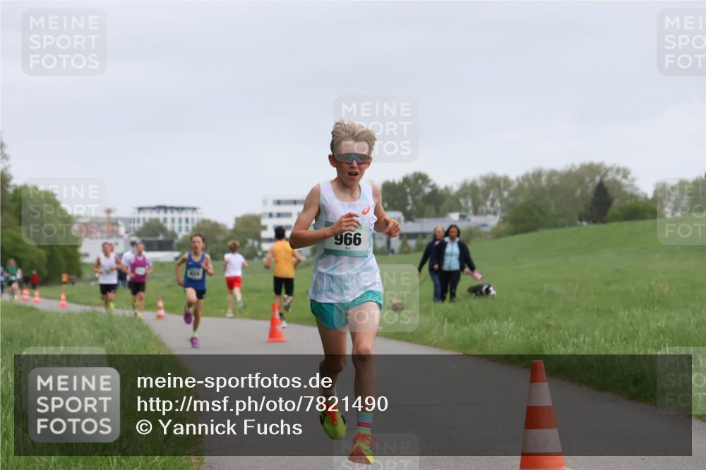 04.05.2025 - 8. Wedeler Halbmarathon Yannick Fuchs http://msf.ph/oto/7821490 04.05.2025 11:10:11 Laufen 966 meine-sportfotos.de