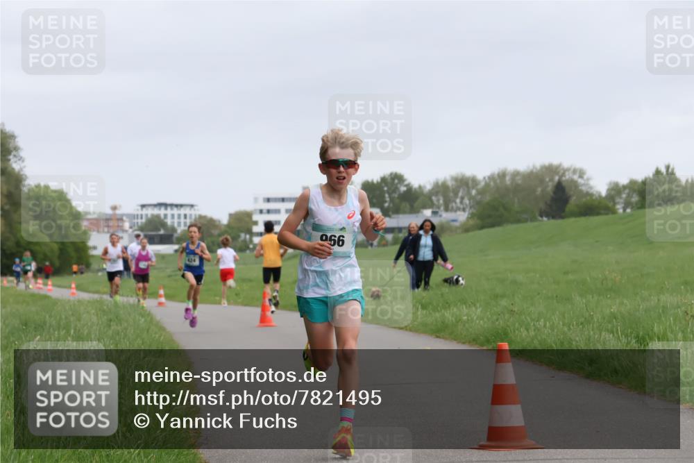 04.05.2025 - 8. Wedeler Halbmarathon Yannick Fuchs http://msf.ph/oto/7821495 04.05.2025 11:10:11 Laufen 424, 990 meine-sportfotos.de