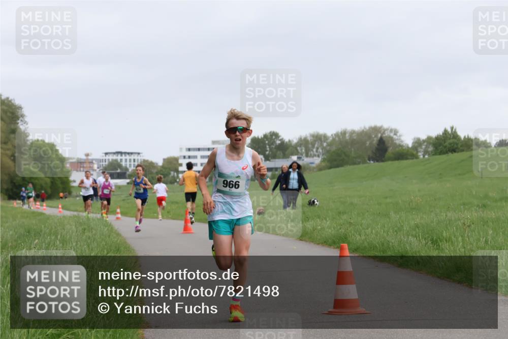 04.05.2025 - 8. Wedeler Halbmarathon Yannick Fuchs http://msf.ph/oto/7821498 04.05.2025 11:10:11 Laufen 424, 966 meine-sportfotos.de