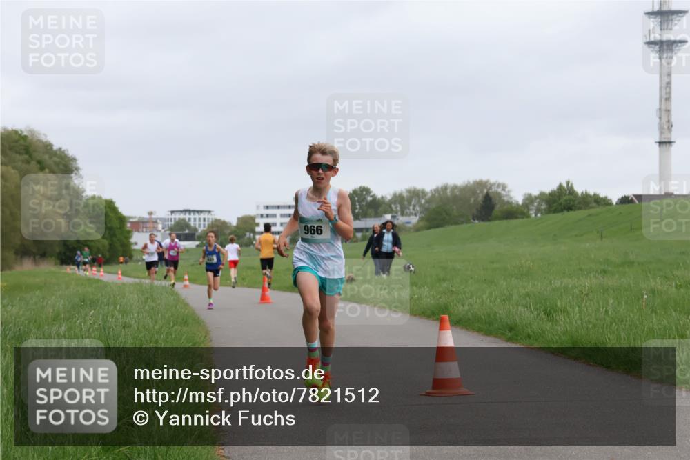 04.05.2025 - 8. Wedeler Halbmarathon Yannick Fuchs http://msf.ph/oto/7821512 04.05.2025 11:10:11 Laufen 966 meine-sportfotos.de