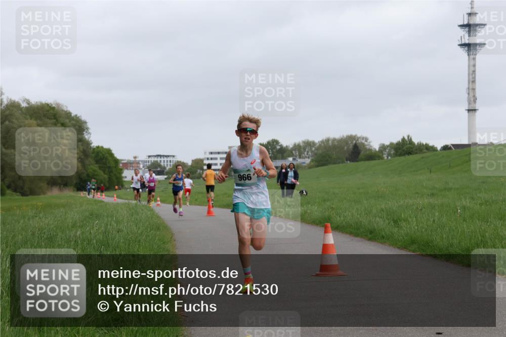 04.05.2025 - 8. Wedeler Halbmarathon Yannick Fuchs http://msf.ph/oto/7821530 04.05.2025 11:10:12 Laufen 966 meine-sportfotos.de