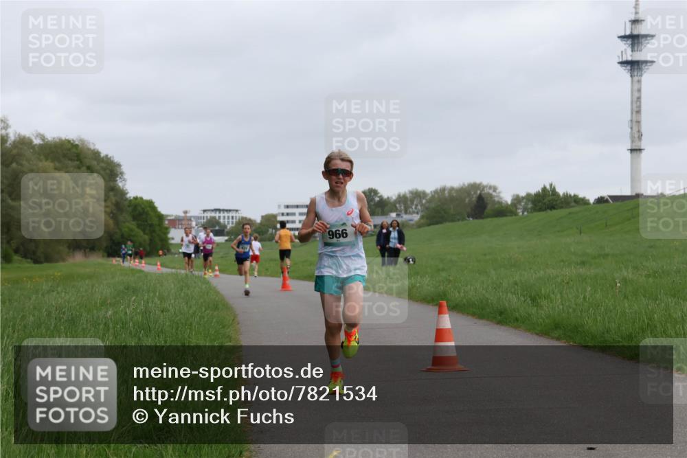 04.05.2025 - 8. Wedeler Halbmarathon Yannick Fuchs http://msf.ph/oto/7821534 04.05.2025 11:10:12 Laufen 996 meine-sportfotos.de