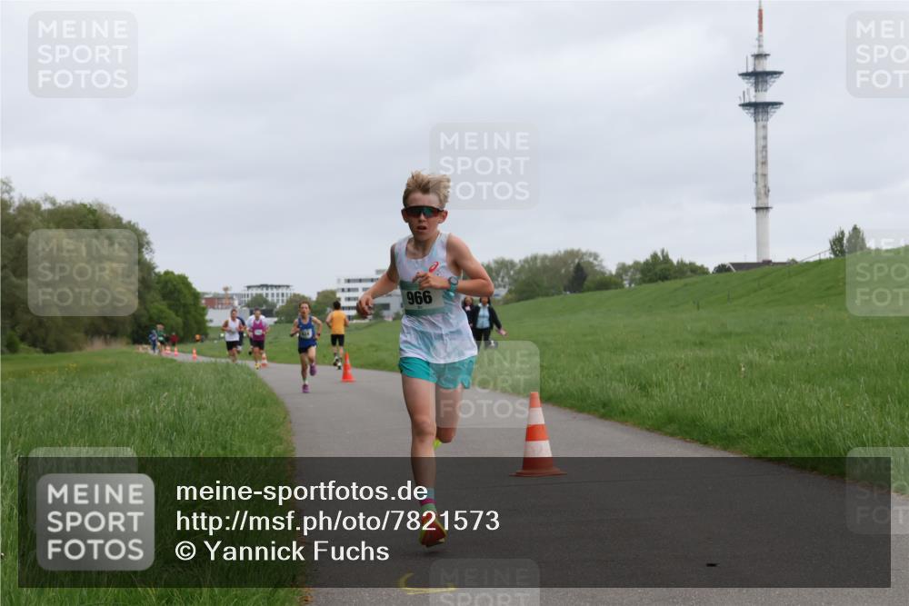 04.05.2025 - 8. Wedeler Halbmarathon Yannick Fuchs http://msf.ph/oto/7821573 04.05.2025 11:10:12 Laufen 966 meine-sportfotos.de