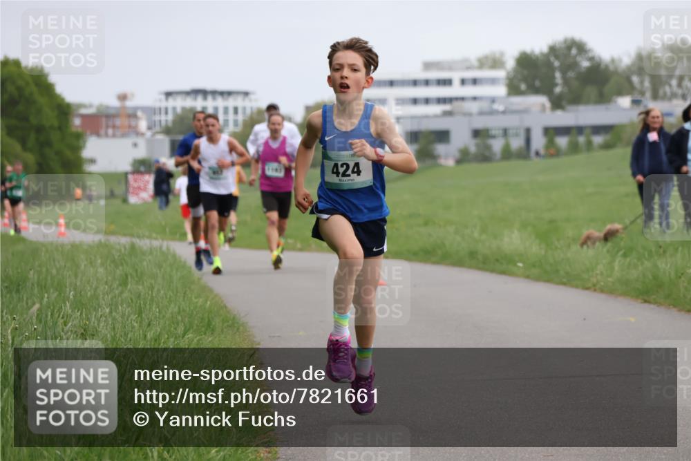 04.05.2025 - 8. Wedeler Halbmarathon Yannick Fuchs http://msf.ph/oto/7821661 04.05.2025 11:10:16 Laufen 424 meine-sportfotos.de