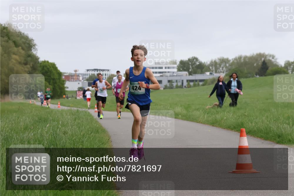04.05.2025 - 8. Wedeler Halbmarathon Yannick Fuchs http://msf.ph/oto/7821697 04.05.2025 11:10:17 Laufen 424 meine-sportfotos.de