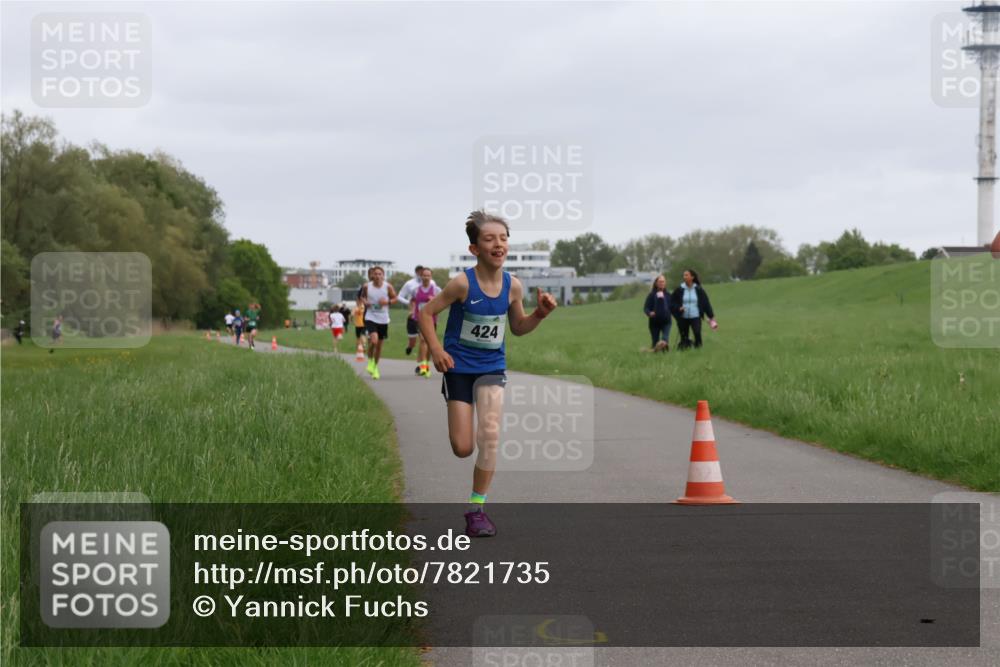 04.05.2025 - 8. Wedeler Halbmarathon Yannick Fuchs http://msf.ph/oto/7821735 04.05.2025 11:10:17 Laufen 424 meine-sportfotos.de
