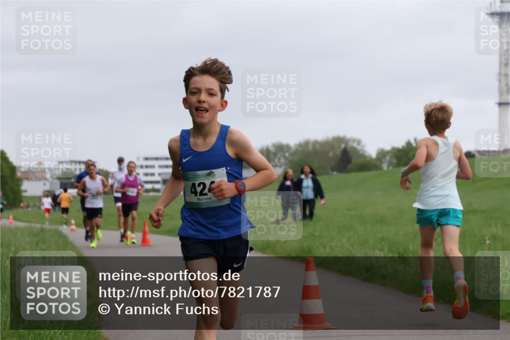 04.05.2025 - 8. Wedeler Halbmarathon Yannick Fuchs http://msf.ph/oto/7821787 04.05.2025 11:10:18 Laufen 42 meine-sportfotos.de