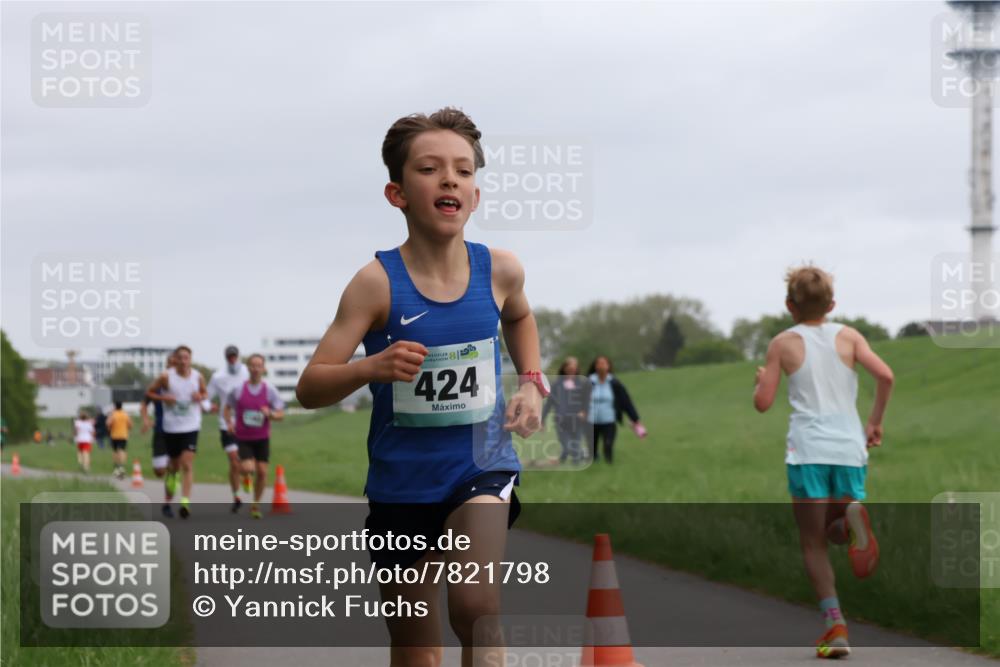 04.05.2025 - 8. Wedeler Halbmarathon Yannick Fuchs http://msf.ph/oto/7821798 04.05.2025 11:10:19 Laufen 424 meine-sportfotos.de