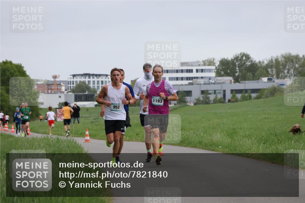 04.05.2025 - 8. Wedeler Halbmarathon Yannick Fuchs http://msf.ph/oto/7821840 04.05.2025 11:10:20 Laufen 952, 1193 meine-sportfotos.de
