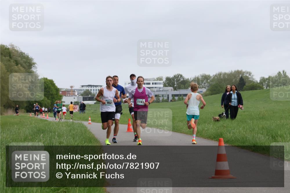 04.05.2025 - 8. Wedeler Halbmarathon Yannick Fuchs http://msf.ph/oto/7821907 04.05.2025 11:10:22 Laufen 1009, 952, 1193 meine-sportfotos.de